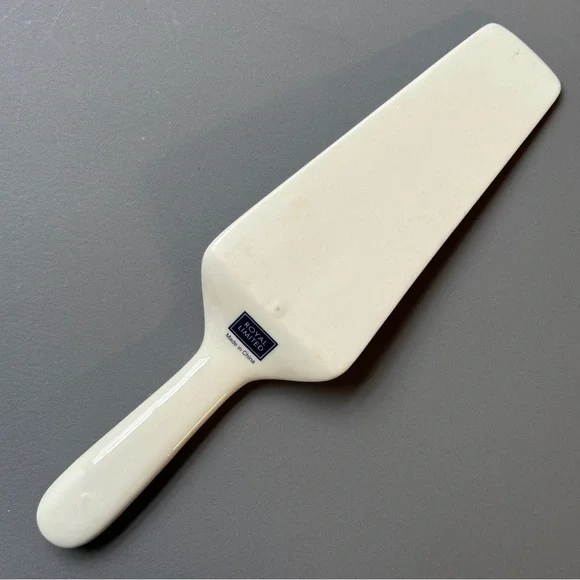 Vintage Royal Limited Porcelain Cake Server - Ivory - Picture 5 of 11